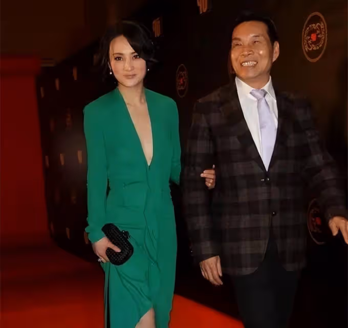陳建斌老婆一改往日風格，連衣裙領口開到腰真美艷，顛覆柔美形象