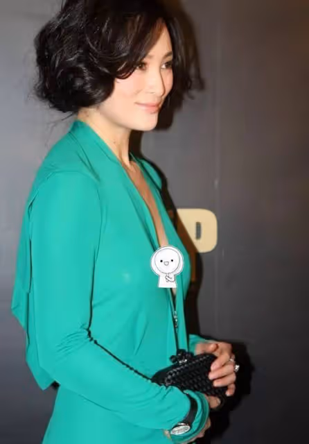 陳建斌老婆一改往日風格，連衣裙領口開到腰真美艷，顛覆柔美形象