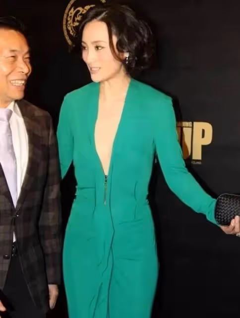 陳建斌老婆一改往日風格，連衣裙領口開到腰真美艷，顛覆柔美形象