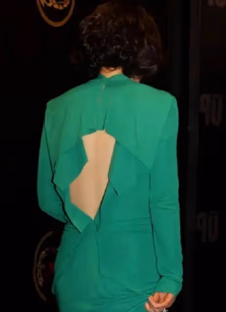 陳建斌老婆一改往日風格，連衣裙領口開到腰真美艷，顛覆柔美形象