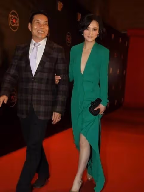 陳建斌老婆一改往日風格，連衣裙領口開到腰真美艷，顛覆柔美形象