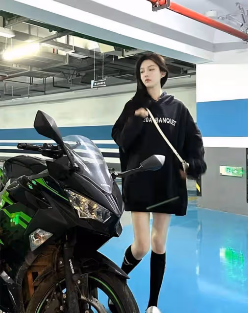 「衛衣+短裙」才是今春的流行穿搭！洋氣減齡又顯瘦，照著穿就行