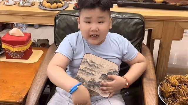 郭德綱打擊式教育：小兒子戴8萬金鐲住豪宅，郭麒麟卻窮得租房住