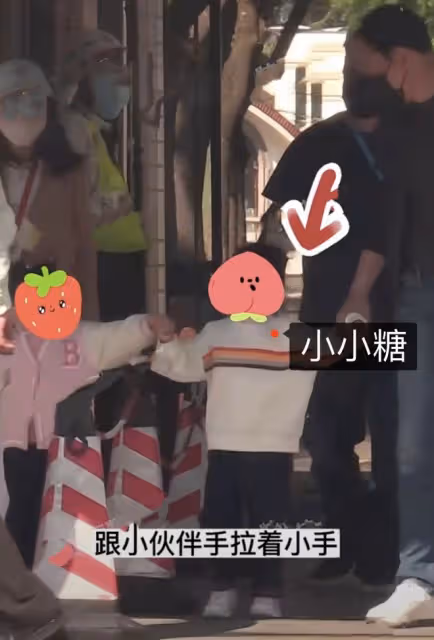 唐嫣3歲女兒近況曝光，獲外公接放學，和同學擁抱告別活潑可愛