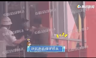 唐嫣3歲女兒近況曝光，獲外公接放學，和同學擁抱告別活潑可愛