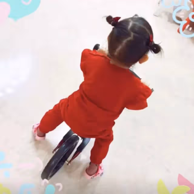 唐嫣3歲女兒近況曝光,獲外公接放學,和同學擁抱告別活潑可愛