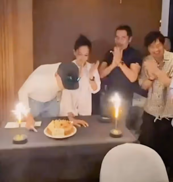 周潤發68歲大壽攜妻聚會，向袁詠儀索吻引爭議，靚靚滿臉嫌棄抗拒