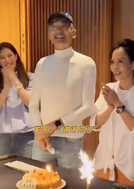 周潤發68歲大壽攜妻聚會，向袁詠儀索吻引爭議，靚靚滿臉嫌棄抗拒