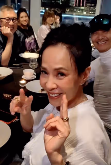 周潤發68歲大壽攜妻聚會,向袁詠儀索吻引爭議,靚靚滿臉嫌棄抗拒