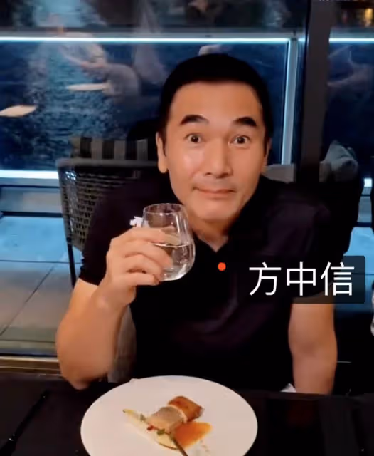 周潤發68歲大壽攜妻聚會,向袁詠儀索吻引爭議,靚靚滿臉嫌棄抗拒