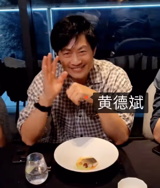 周潤發68歲大壽攜妻聚會,向袁詠儀索吻引爭議,靚靚滿臉嫌棄抗拒