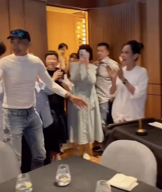 周潤發68歲大壽攜老婆聚會，向袁詠儀索吻引爭議，靚靚滿臉嫌棄