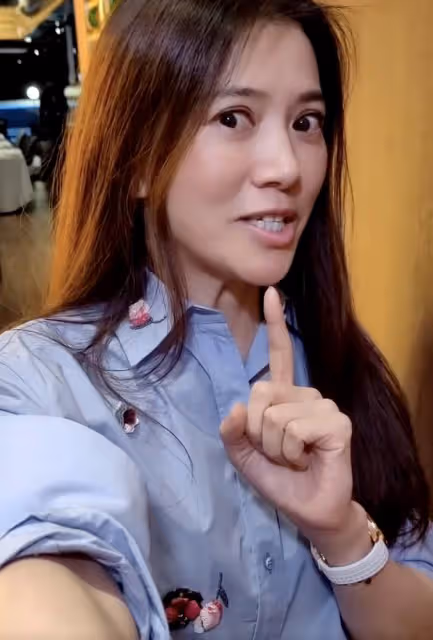 周潤發68歲大壽攜老婆聚會，向袁詠儀索吻引爭議，靚靚滿臉嫌棄