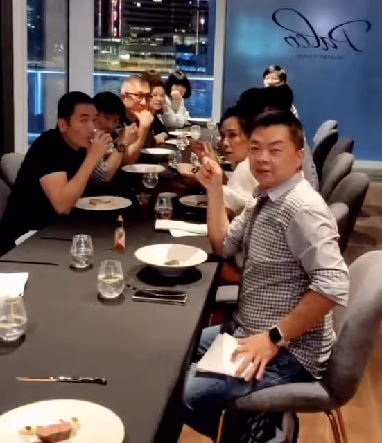 周潤發68歲大壽攜老婆聚會，向袁詠儀索吻引爭議，靚靚滿臉嫌棄