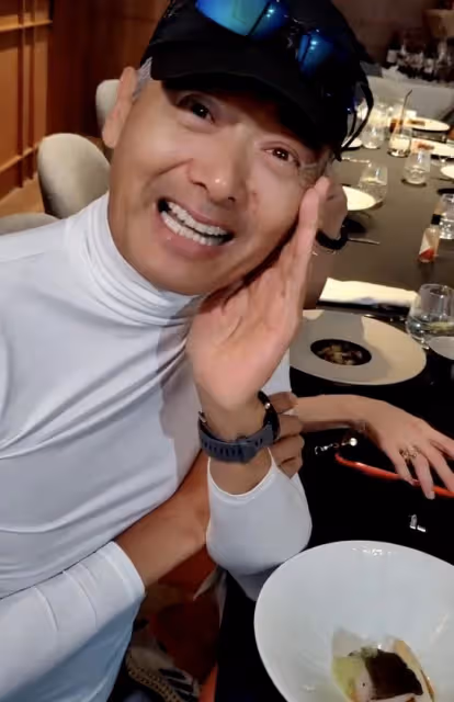 周潤發68歲大壽攜老婆聚會,向袁詠儀索吻引爭議,靚靚滿臉嫌棄
