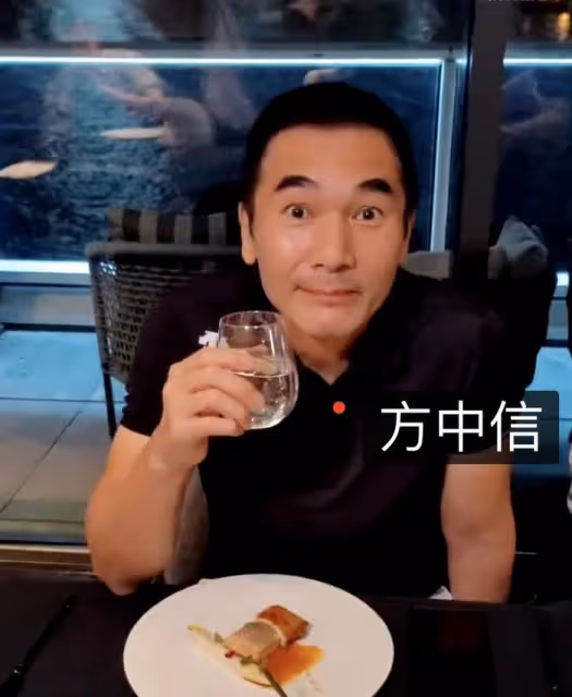 68歲周潤發設宴慶生！摟抱袁詠儀嘟嘴索吻，發嫂面露不悅，人設崩了？