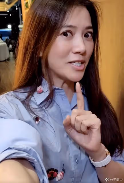 68歲周潤發設宴慶生！摟抱袁詠儀嘟嘴索吻，發嫂面露不悅，人設崩了？