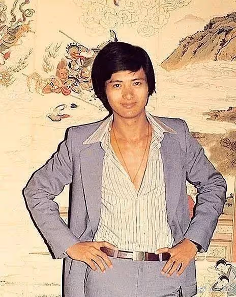 68歲周潤發設宴慶生!摟抱袁詠儀嘟嘴索吻,發嫂面露不悅,人設崩了?
