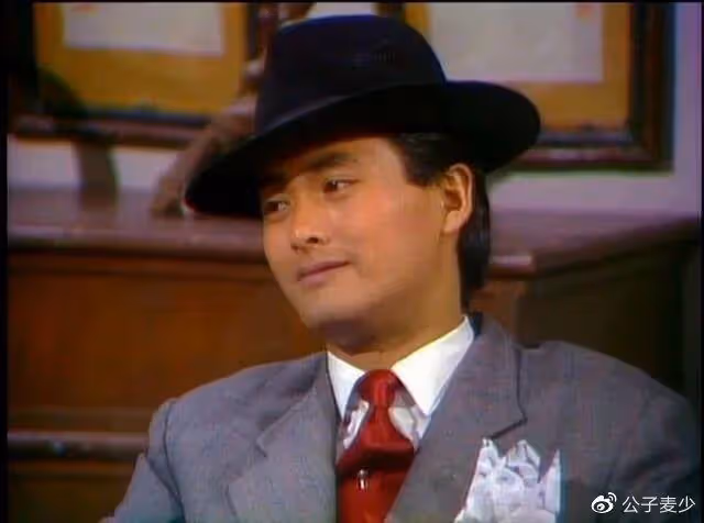 68歲周潤發設宴慶生!摟抱袁詠儀嘟嘴索吻,發嫂面露不悅,人設崩了?