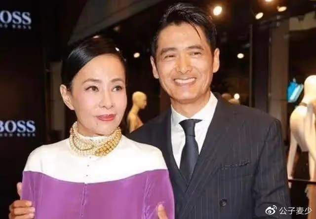 68歲周潤發設宴慶生!摟抱袁詠儀嘟嘴索吻,發嫂面露不悅,人設崩了?