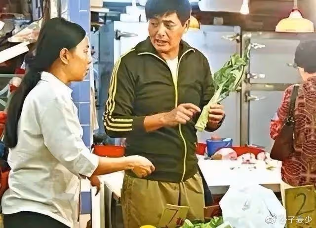 68歲周潤發設宴慶生!摟抱袁詠儀嘟嘴索吻,發嫂面露不悅,人設崩了?