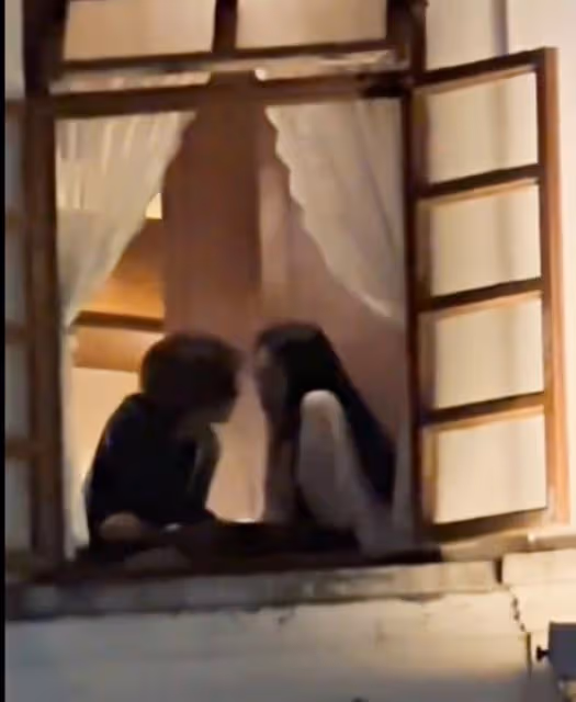 5度被爆緋聞沒承認,V&Jennie巴黎窗台接吻影片公開?高調手牽手