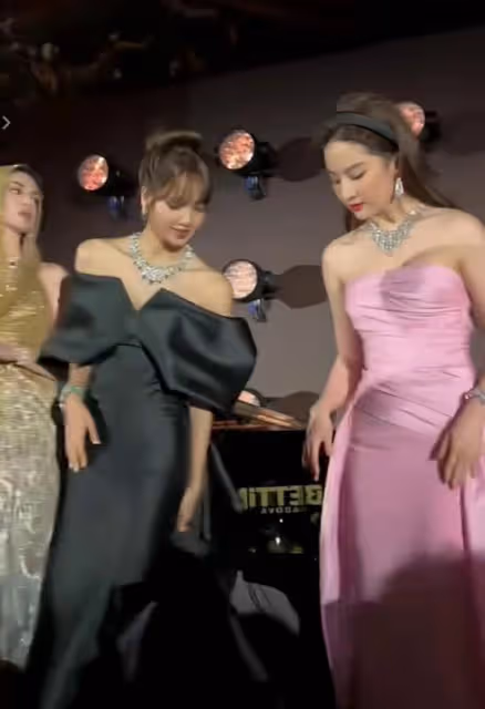 中美韓三大美女罕見同框!劉亦菲Lisa安妮海瑟薇美到窒息,舔屏了