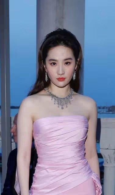中美韓三大美女罕見同框!劉亦菲Lisa安妮海瑟薇美到窒息,舔屏了