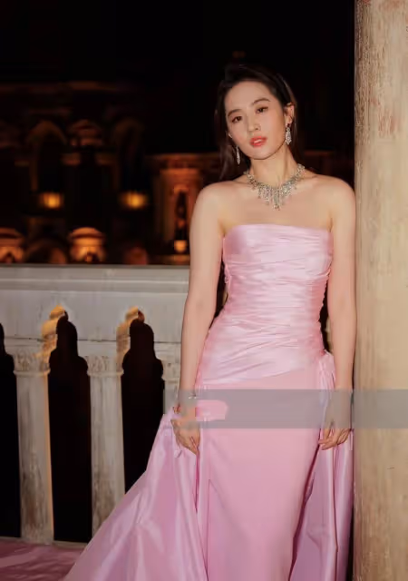 中美韓三大美女罕見同框!劉亦菲Lisa安妮海瑟薇美到窒息,舔屏了