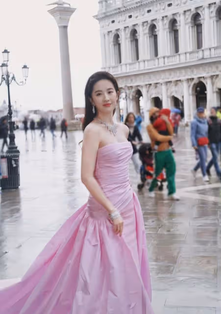中美韓三大美女罕見同框!劉亦菲Lisa安妮海瑟薇美到窒息,舔屏了