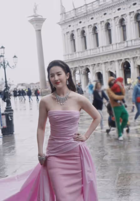 中美韓三大美女罕見同框!劉亦菲Lisa安妮海瑟薇美到窒息,舔屏了