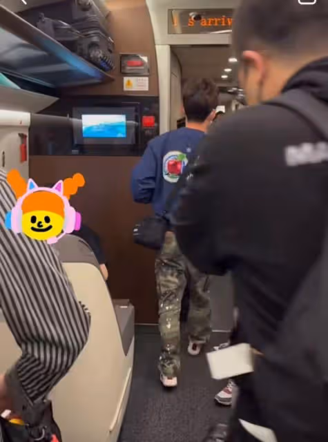 何炅坐高鐵被偶遇,穿搭時尚頭髮濃密,背影年輕如同二十歲小伙
