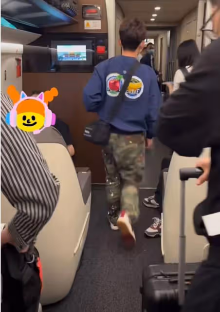 何炅坐高鐵被偶遇,穿搭時尚頭髮濃密,背影年輕如同二十歲小伙