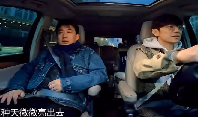 何炅坐高鐵被偶遇,穿搭時尚頭髮濃密,背影年輕如同二十歲小伙