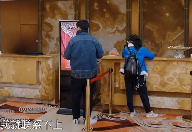 何炅坐高鐵被偶遇,穿搭時尚頭髮濃密,背影年輕如同二十歲小伙
