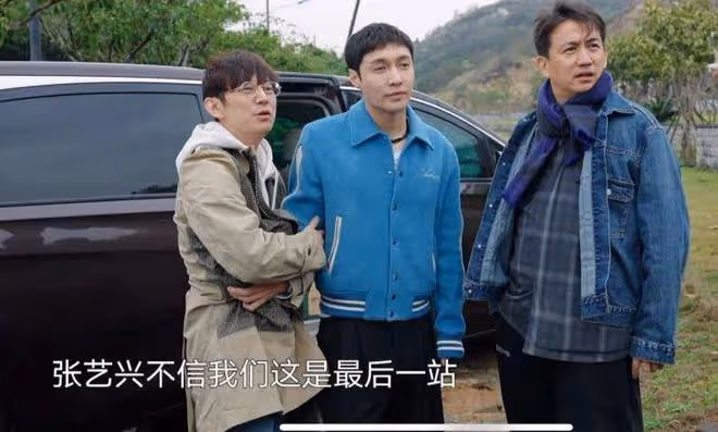 何炅坐高鐵被偶遇,穿搭時尚頭髮濃密,背影年輕如同二十歲小伙