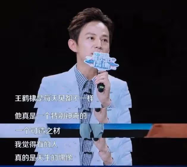 何炅坐高鐵被偶遇,穿搭時尚頭髮濃密,背影年輕如同二十歲小伙