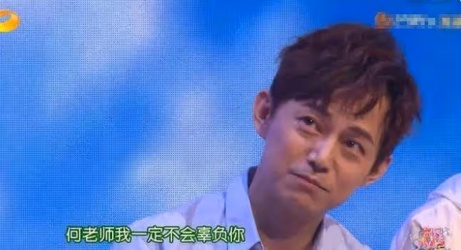 何炅坐高鐵被偶遇,穿搭時尚頭髮濃密,背影年輕如同二十歲小伙