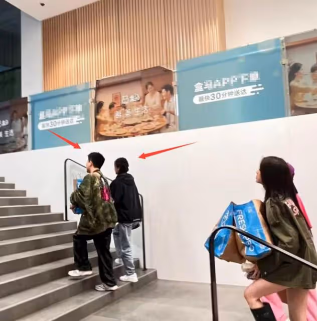 張大大baby錄節目被偶遇,baby身材纖細氣質出眾,男方身高遭調侃