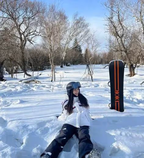 baby關喆滑雪照曝光，舉止親密互相比耶，男方被曝有家庭孩子