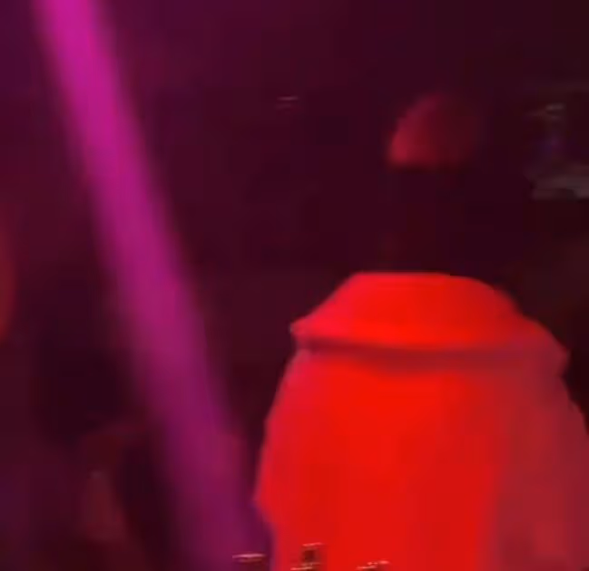 baby關喆滑雪照曝光，舉止親密互相比耶，男方被曝有家庭孩子