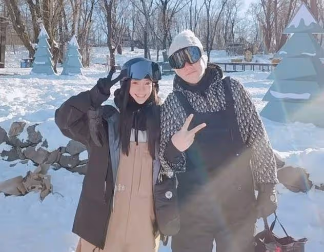 baby關喆滑雪照曝光，舉止親密互相比耶，男方被曝有家庭孩子
