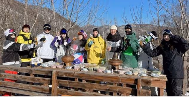 baby關喆滑雪照曝光，舉止親密互相比耶，男方被曝有家庭孩子