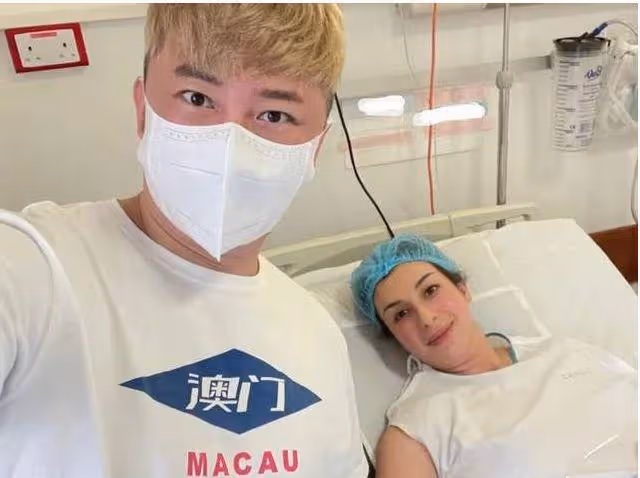 baby關喆滑雪照曝光,舉止親密互相比耶,男方被曝有家庭孩子