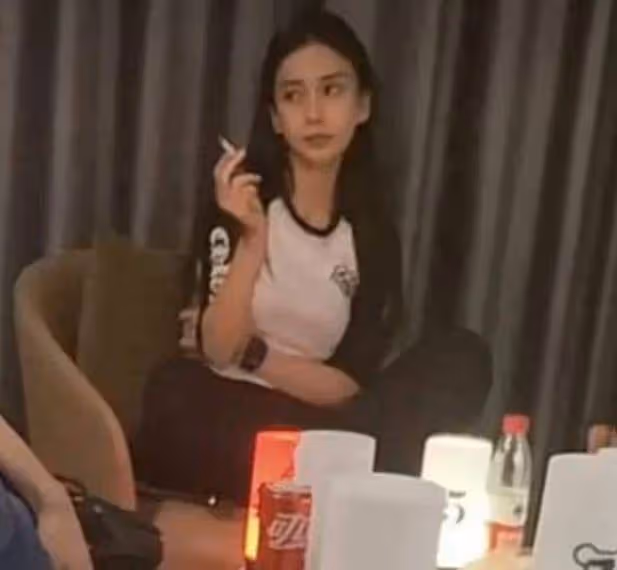 baby關喆滑雪照曝光,舉止親密互相比耶,男方被曝有家庭孩子