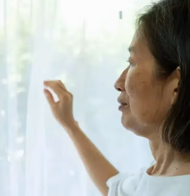 幫女兒帶娃7年,外孫大了我準備回家,親家母阻攔:屋檐水點點滴