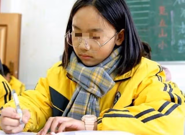 女兒拿我手機給前夫發簡訊,看到回復,我愧疚不已!