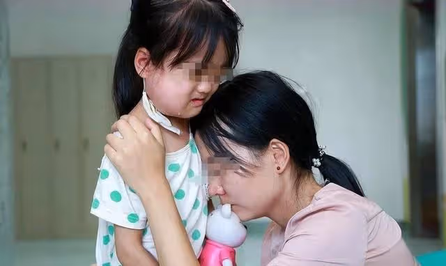 女兒拿我手機給前夫發簡訊,看到回復,我愧疚不已!