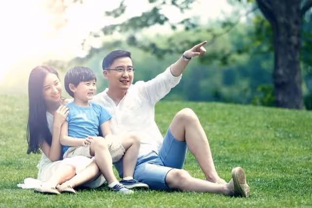母親節親家曬齣兒子送的金手鐲，我氣得丟了他給我的爛蘋果：寒心