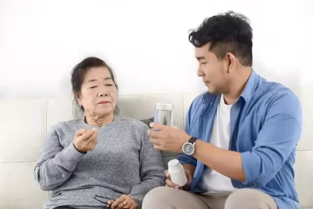 母親節親家曬齣兒子送的金手鐲，我氣得丟了他給我的爛蘋果：寒心